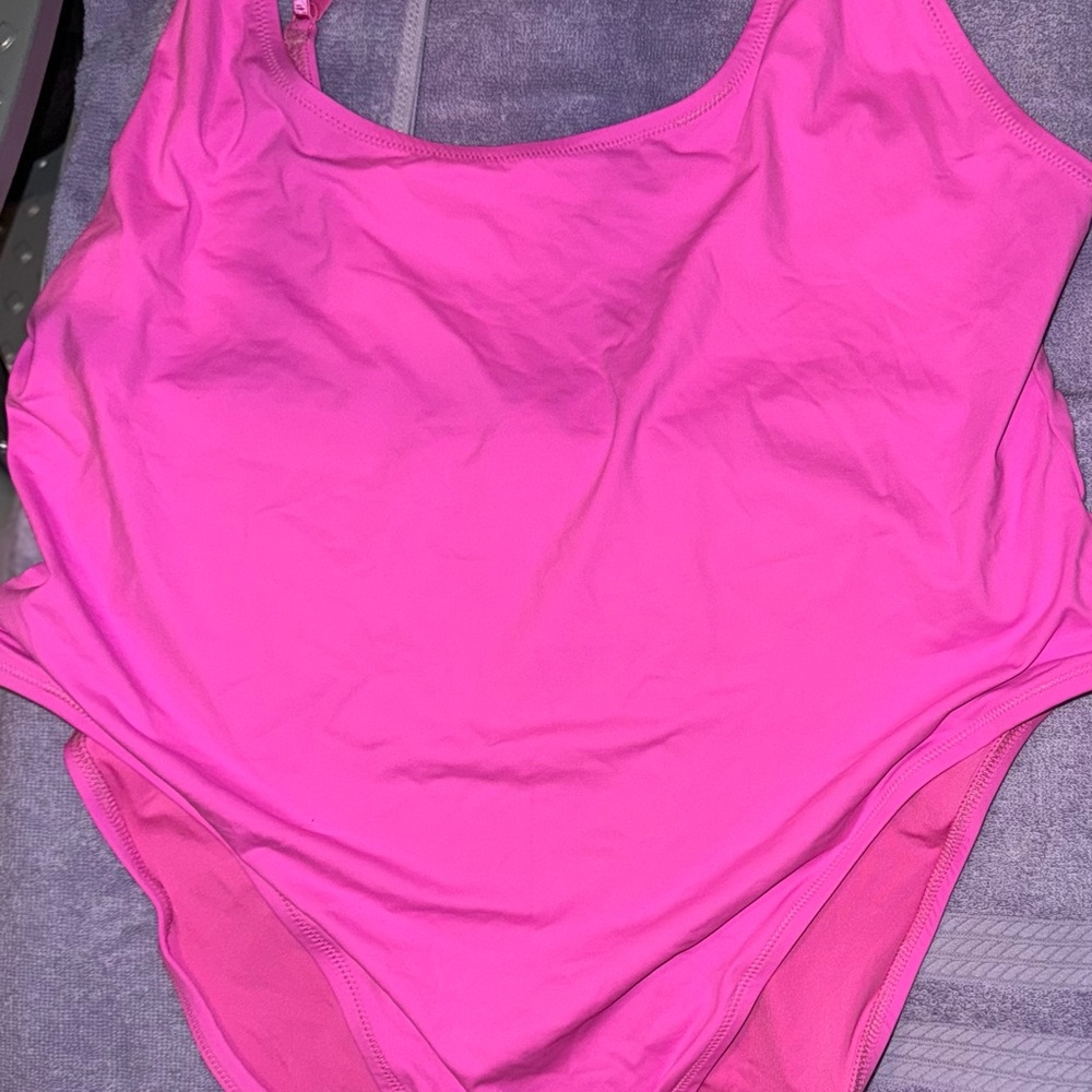 SKIMS SIGNATURE SWIM SCOOP NECK ONE PIECE
